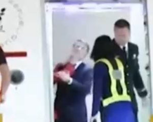 Mano de Esposa de E Macron dándole un manotazo.